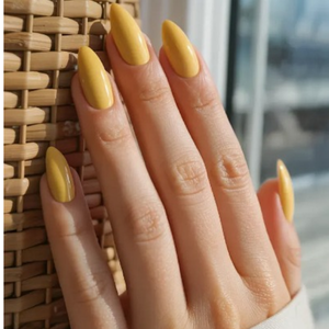Auftragen eines UV-Top Coats auf Gel-Nagellack zum Schutz der Maniküre